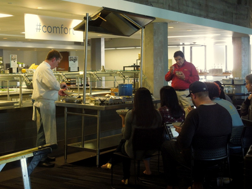 社内カフェを舞台に、シェフによって行われる料理講座。社員なら誰でも、自由に参加できる