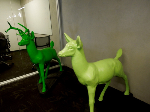 会社設立直後に、蚤の市で2ドル程度で購入したセメント製のシカ。グリーンのペンキで塗られたためポップで軽そうに見えるが、実はものすごく重い