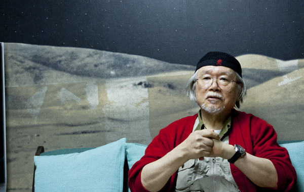 応接室の壁紙には、月面から見た宇宙、地球が広がる。松本氏の背後にあるのは月面だ