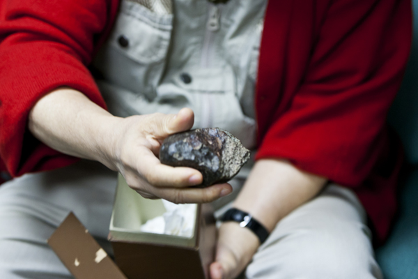 松本氏の膨大なコレクションのひとつ、隕石のかけら