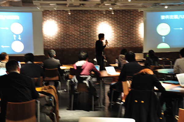 社内ではワークショップなどが開かれ、エンジニアやデザイナーの情報交換の場となっている。また、社外のパートナー会社の技術者に向けた勉強会も活発に行われている。