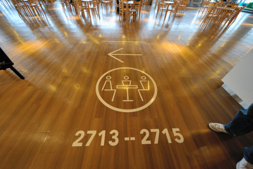 コーヒーの匂いがたちこめる社内カフェ。営業は、9時半から18時半まで。お昼どきにはお弁当も販売。周囲をガラスで囲まれたこの見晴らしのいいスペースを利用して、CMの発表会などが開催されることもある