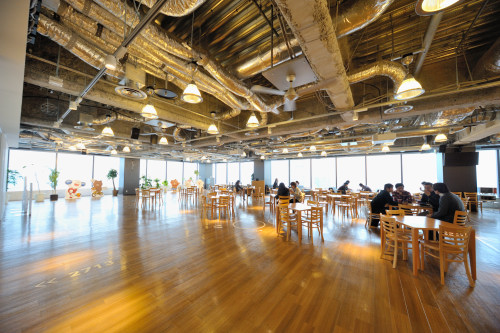 コーヒーの匂いがたちこめる社内カフェ。営業は、9時半から18時半まで。お昼どきにはお弁当も販売。周囲をガラスで囲まれたこの見晴らしのいいスペースを利用して、CMの発表会などが開催されることもある