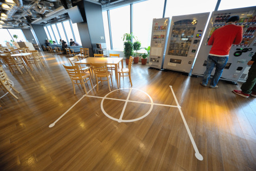 社内カフェのフロアに描かれた「あみだくじ」や「けんけんぱ」。時代の先を行くIT企業は、こういったアナログならではの遊び心を忘れない