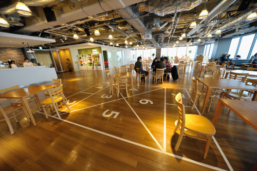 社内カフェのフロアに描かれた「あみだくじ」や「けんけんぱ」。時代の先を行くIT企業は、こういったアナログならではの遊び心を忘れない