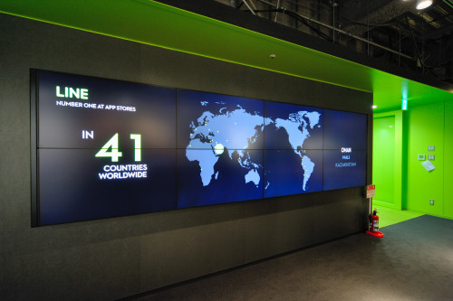 エントランス付近に設けられた大型モニタ。LINEのユーザー数や利用者のロケーションが、リアルタイムで表示される