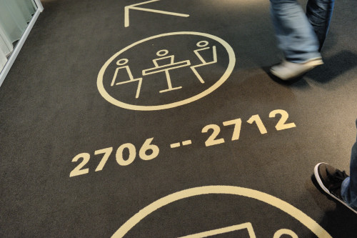 オフィス空間をユニークに彩るのは、床のいたるところに散りばめられたサイン。無駄を削ぎ落としたシャープなデザインが、IT企業にはふさわしい