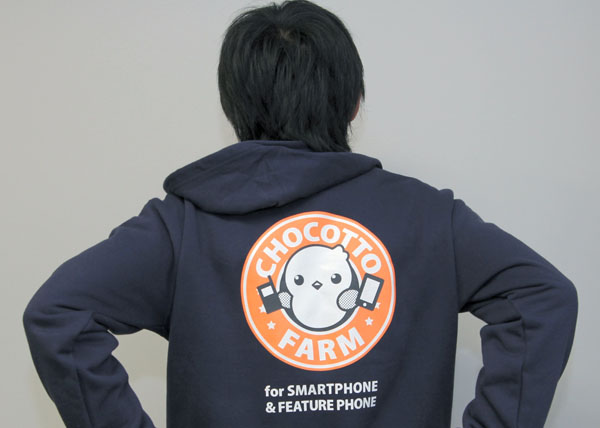 パーカーなどのグッズを制作チームが自主的につくっているのもユニークだ。