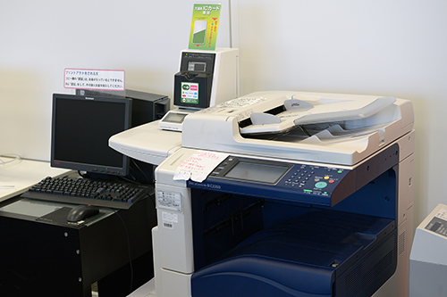 大学院Lab。たくさんのPCが設置されているほか、コミュニケーションスペースも完備。コピー機には、SUICAやPASMOなどのICカードで精算する仕組みを採用