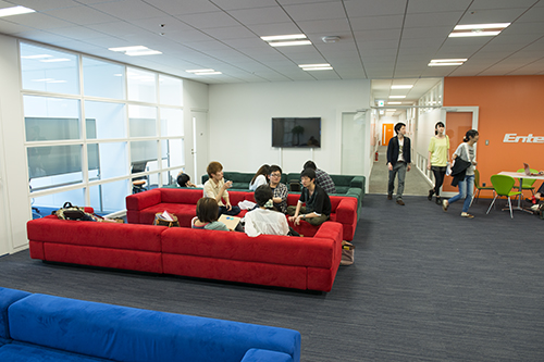 大学のエントランスに設けられた赤、緑、青のソファ。その配色はいうまでもなくRGB。さまざまな言語が飛び交うここには、大学生の30パーセントを占める留学生でにぎわっていた