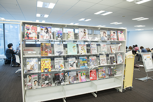 1万冊の蔵書をほこるメディアライブラリー。最も多いのはクリエイティブ関係の本だが、各種の雑誌やコミック、英語に関する本のほか、DVDソフトも充実