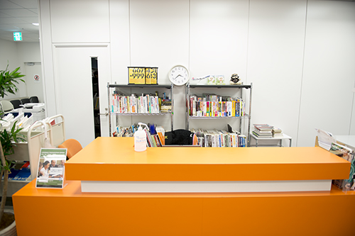 1万冊の蔵書をほこるメディアライブラリー。最も多いのはクリエイティブ関係の本だが、各種の雑誌やコミック、英語に関する本のほか、DVDソフトも充実