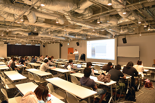 むき出しの天井のおかげで開放感のある「駿河台ホール」。ここでは講義が行われるだけでなく、撮影の実習なども行われる