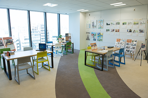 エントランス奥に設けられたカウンセリングスペース。専門スクールへの入学を検討している人たちに対して「どんな授業が行われるのか」「どんな将来を描けるのか」を説明する場所。壁面では学生の実績や、講師のプロフィールなども掲示されている