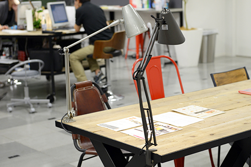 映像教材を目にしながら自発的に学ぶのと同時に、不明点については、その場でトレーナーに質問できる。あえて統一感のないインテリアを採用することで、多様な人が行き交う学校のキャラクターを表現