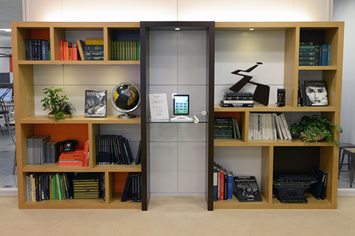 デジタルハリウッド株式会社のエントランスに設けられたウェイティングルーム。壁面緑化やセンスのいい本がディスプレイされた居心地のいい空間だ
