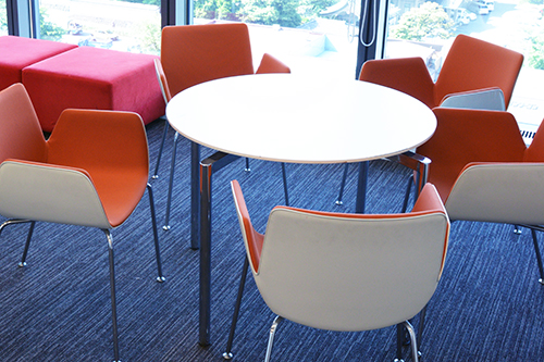 一見、普通のオフィスフロアに見えるが、よく観ると細部には居心地のよいインテリアが配されている