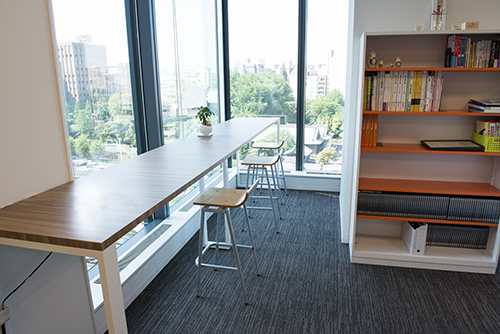 一見、普通のオフィスフロアに見えるが、よく観ると細部には居心地のよいインテリアが配されている