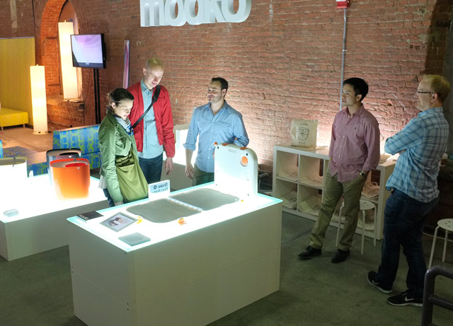 来場者とスタッフが熱心に言葉を交わしている光景があちこちで見られた