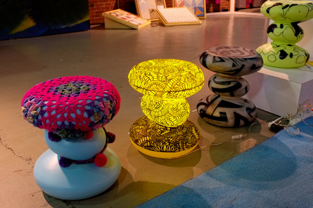 「ブラジル・デザインコレクション」に展示されていた、光るスツール