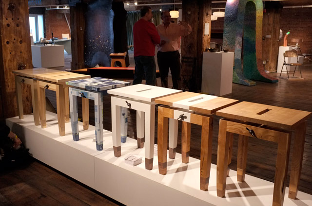 ダニエル・モイヤー・デザインが企画した、大きな蝶ネジが特徴のサイドテーブル