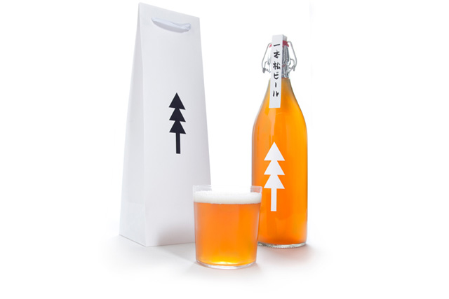 小林さん自らデザインし、自らの手でパッケージング。筆ペンを使った手書きラベルを栓に貼って封をしている