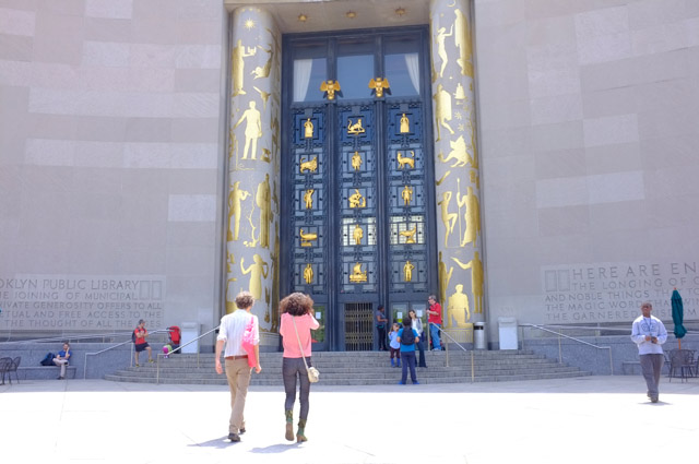 ブルックリン中央図書館のエントランスを飾る豪華な彫刻