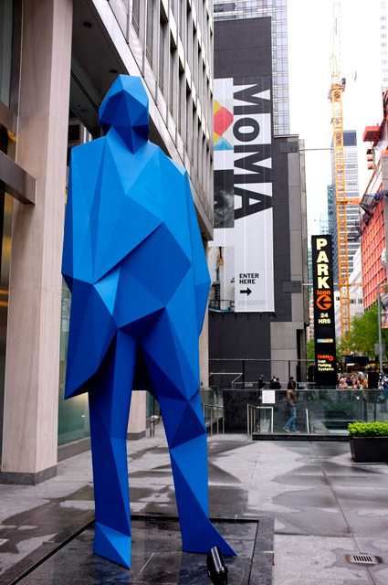 フィナンシャル・タイムズ社のビルの前に立つ彫刻作品