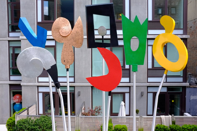 鉄道の廃線跡を利用した遊歩道「ハイライン」の脇に立つ立体作品