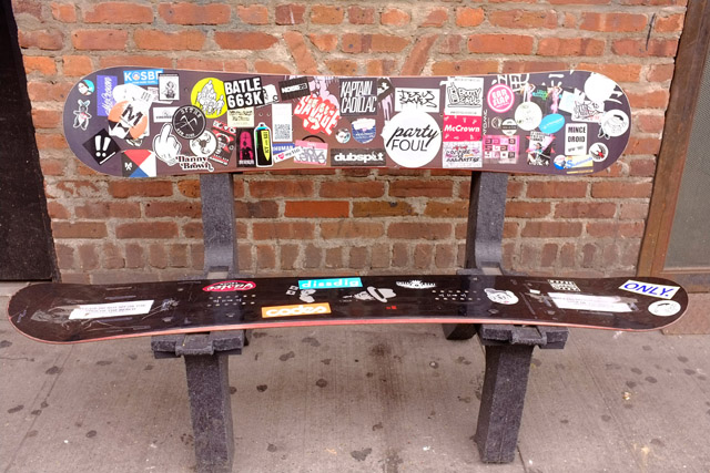 一般の商店も負けてはいない。スノーボードショップの前に展示された、ベンチ型のアート作品