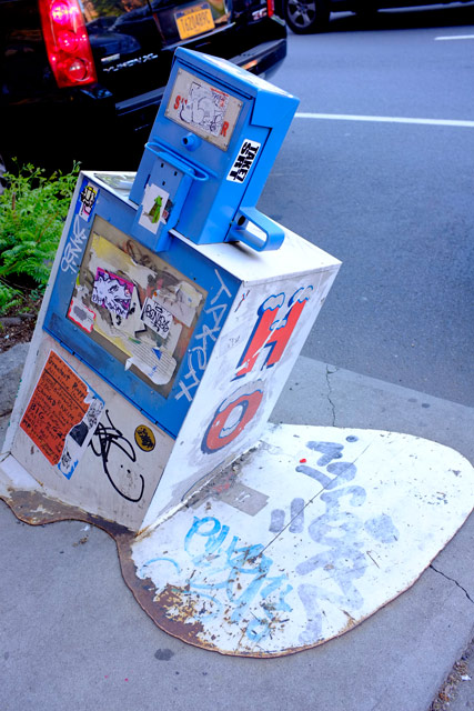 美術書専門書店の前に設置された、フリーマガジンスタンドをベースにした作品