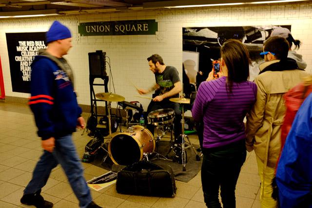 ストリートミュージシャンの演奏。ユニオン・スクエア駅の乗り換え通路にて