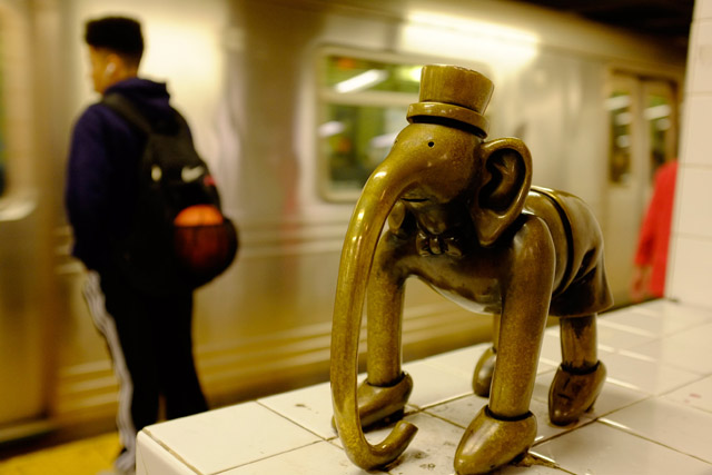 14ストリート駅の各所に設置されたブロンズ彫刻