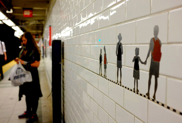 プリンス・ストリート駅のホームに描かれた作品。壁面と見事に一体化している