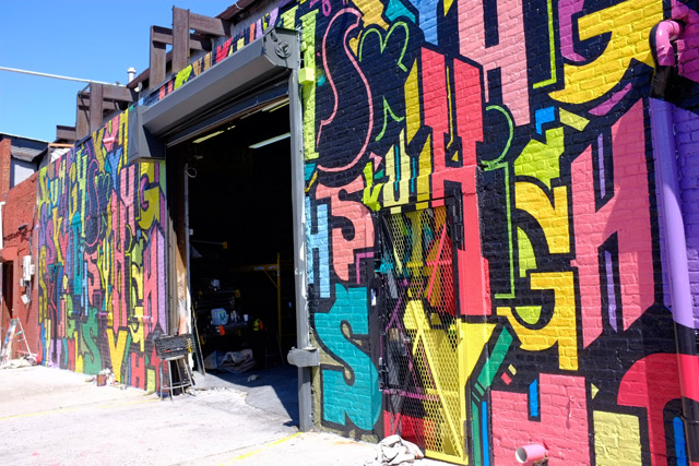 ブルックリンの小さな工場の壁面に描かれたグラフィティアート。完成したばかりの瞬間に居合わせることができた