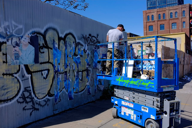 アーティストがグラフィティを描いているところ。これも依頼を受けて描くケースと思われる