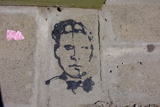 オイルを地面に落として描いた、とてもクールな作品。こうしたさりげないアートもあちこちで見られた