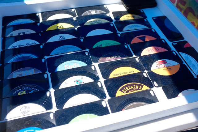 レコードをリサイクルして作ったiPhone5用のカバー。ブルックリン・ウイリアムズバーグにある公園で開かれたフリーマーケットで