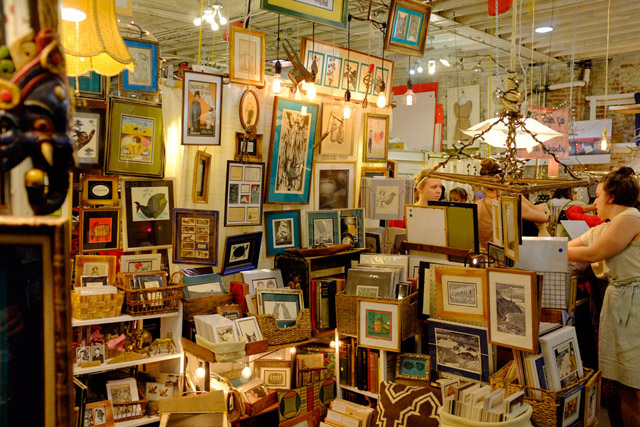 ウイリアムズバーグにあるアート市場。絵画から写真、ポスター、アクセサリ、ファッションなど、さまざまな作品が手頃な価格で手に入る