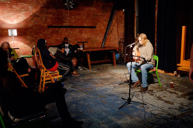 夜のパフォーマンスタイムで演奏するミュージシャン