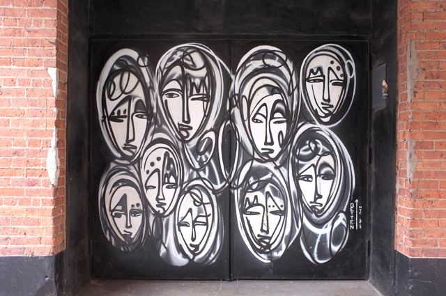 マンハッタン・チェルシー地区のビル街で見つけた作品。通行人の多くが足を止めて見入っていた