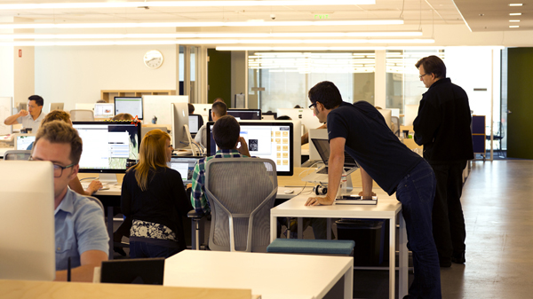 オフィスを移動するうちにはじまるクイックなミーティング