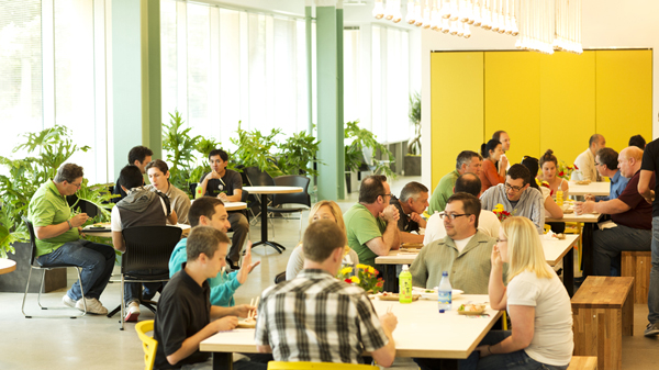 明るく開放的な社内カフェテリア。よく見ると、テーブルの上には伊藤園の「お~いお茶」が