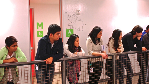 楽天の「朝会」からヒントを得てスタートしたオールハンズミーティング。4階と5階をつなぐ階段を中心に、スタッフ全員が集う