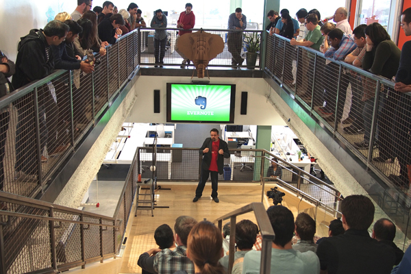 楽天の「朝会」からヒントを得てスタートしたオールハンズミーティング。4階と5階をつなぐ階段を中心に、スタッフ全員が集う