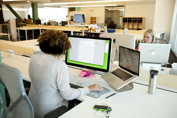 ひとりひとりのデスクも広々。これぞアメリカンサイズ