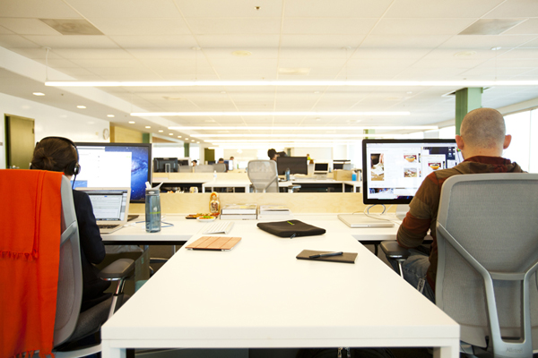 ひとりひとりのデスクも広々。これぞアメリカンサイズ