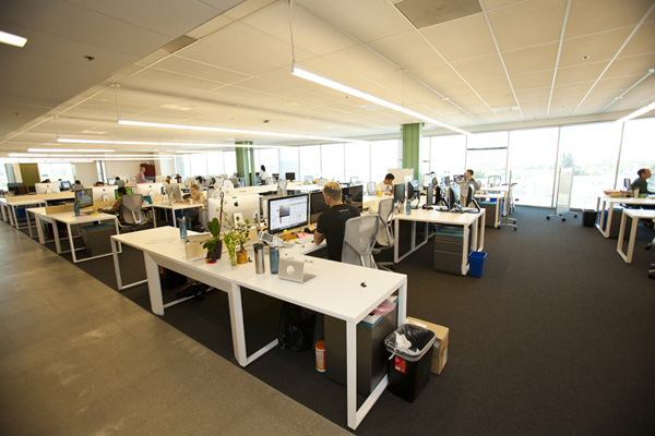 パーティションなどで区切られていないため、非常に開放感のあるオフィス