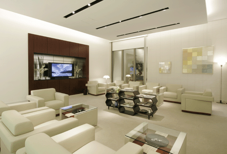 細やかなサービスでユーザーを迎えるレクサスのショールーム