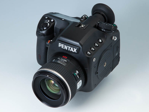 「PENTAX 645D」に標準レンズ「D FA645 55mm F2.8 AL [IF] SDM AW」を装着